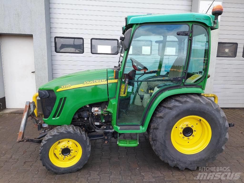 John Deere 3320 小型拖拉机