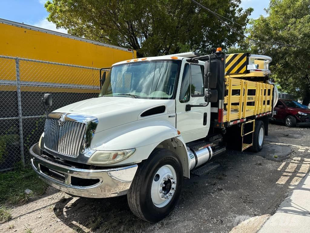 International 4300 平板栏板货车