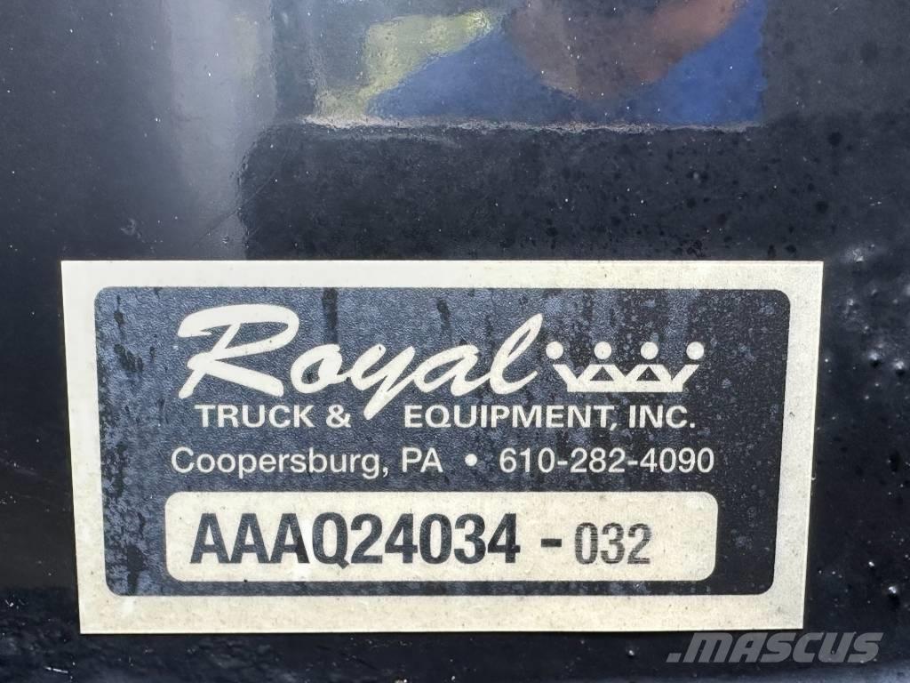 International 4300 平板栏板货车
