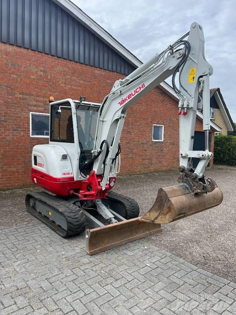 Takeuchi tb235-2 小型挖掘机