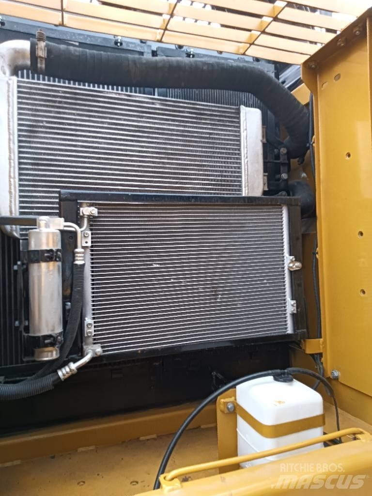 CAT 320D2 中型挖掘机