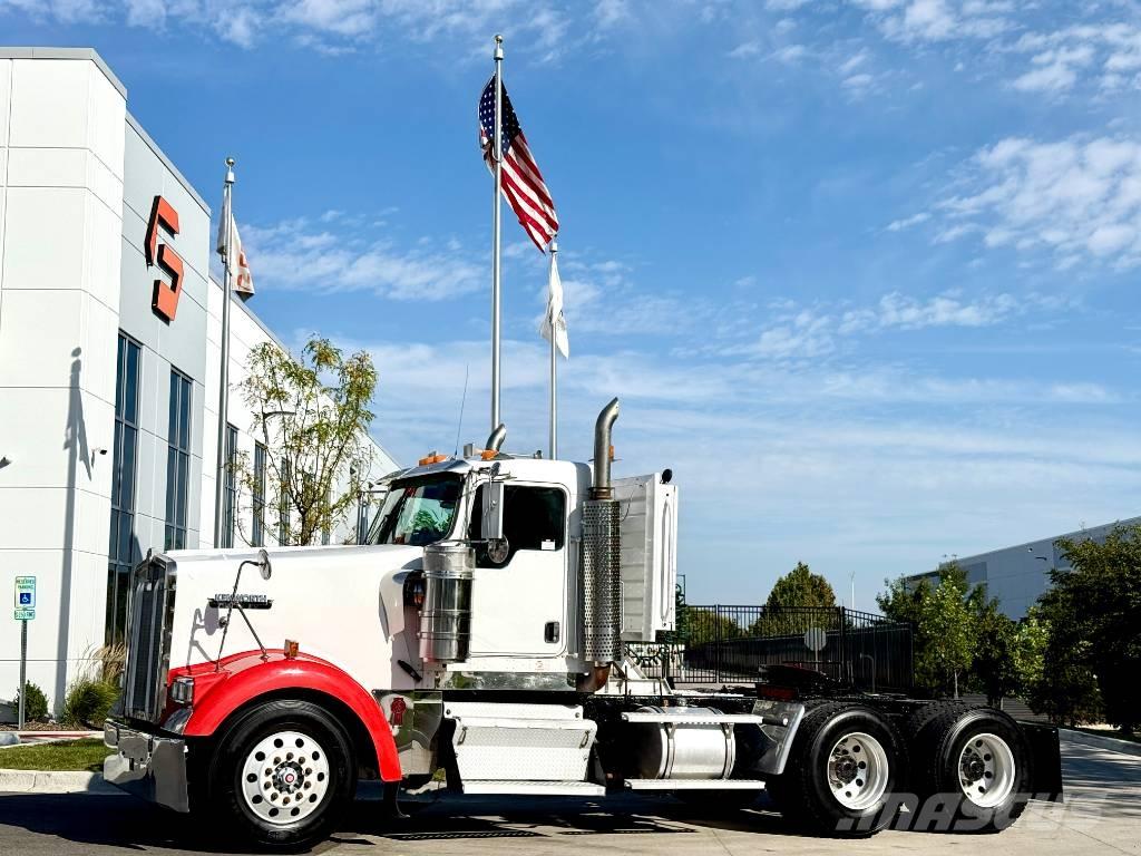 Kenworth W 900 牵引车