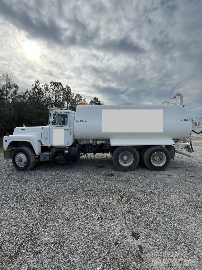Mack RD 688 水罐车