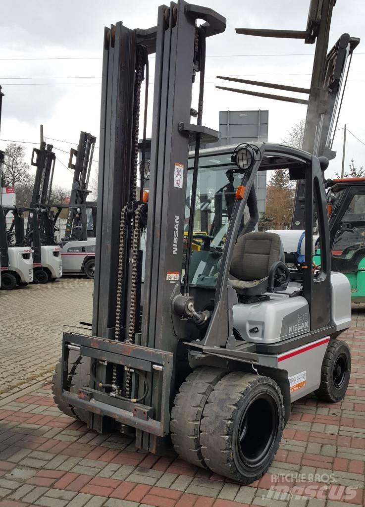 Nissan UGD02A30PQ 天然气叉车