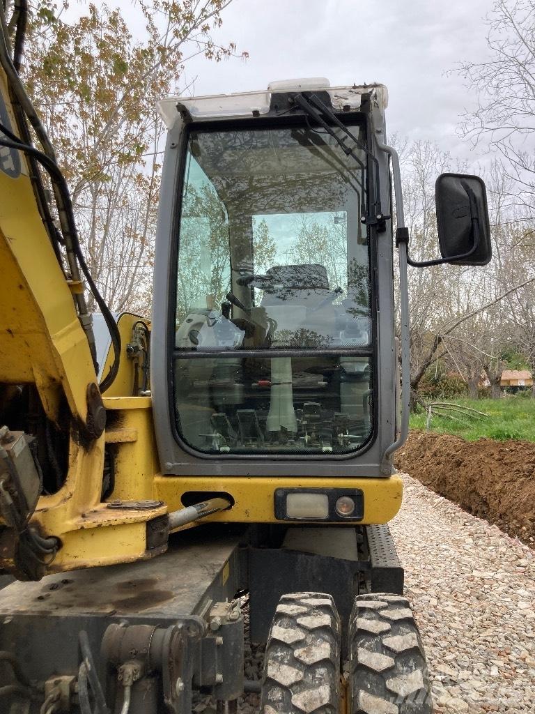 New Holland MH 2.6 轮式挖掘机