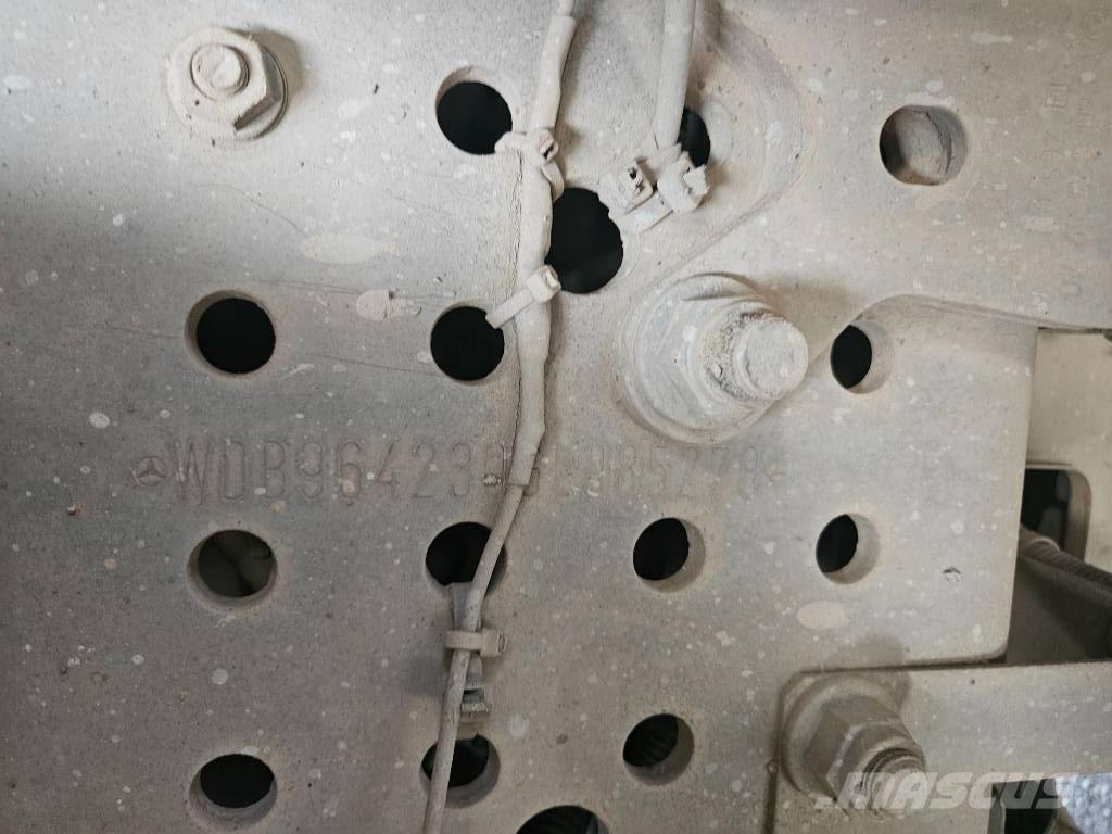 Mercedes-Benz 3951K 翻斗车\公路型自卸车