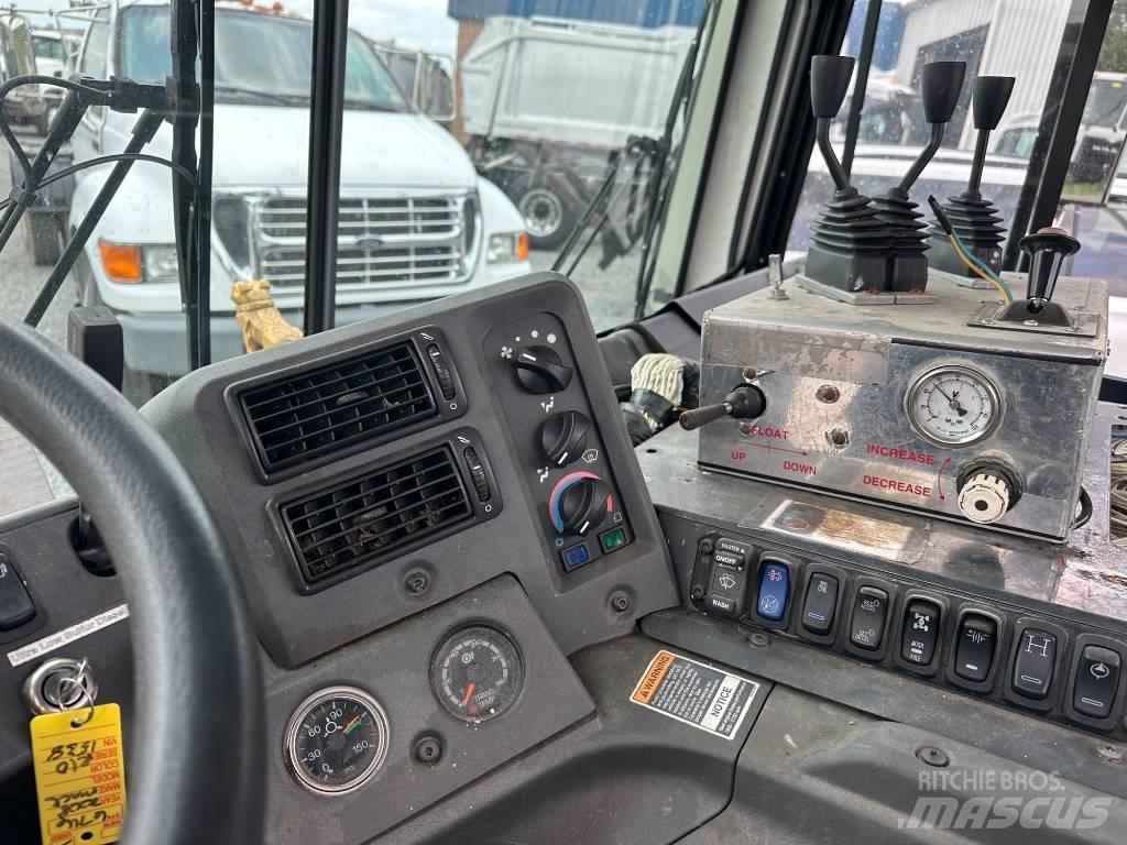 Mack MRU613 垃圾车