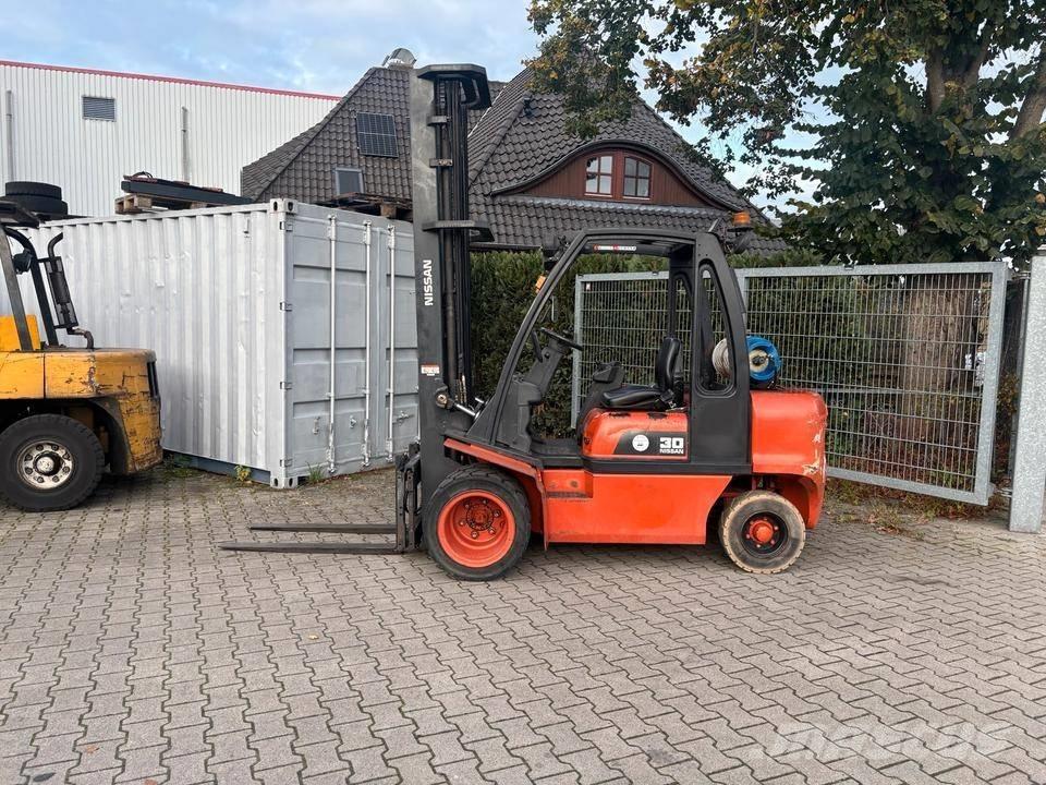 Nissan UGD02 A 30 PQ 天然气叉车