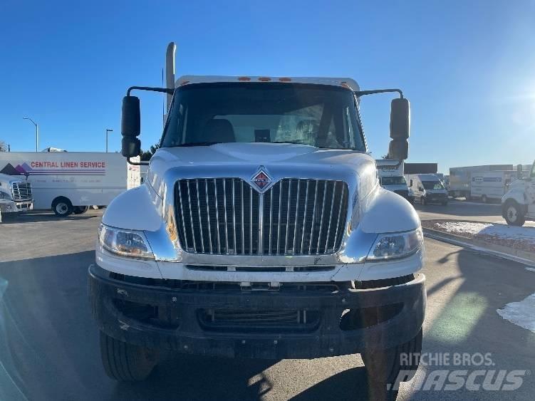International 4300 饮料运输车