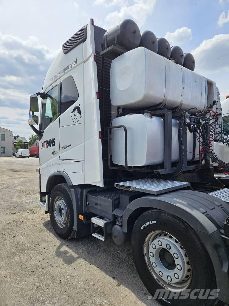 Volvo FH16 750KM 8x4 牵引车