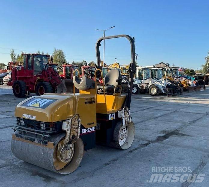 CAT CB 224 E 双轮压路机