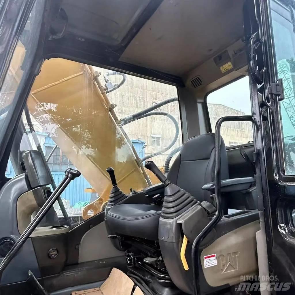 CAT 320 D2 履带挖掘机