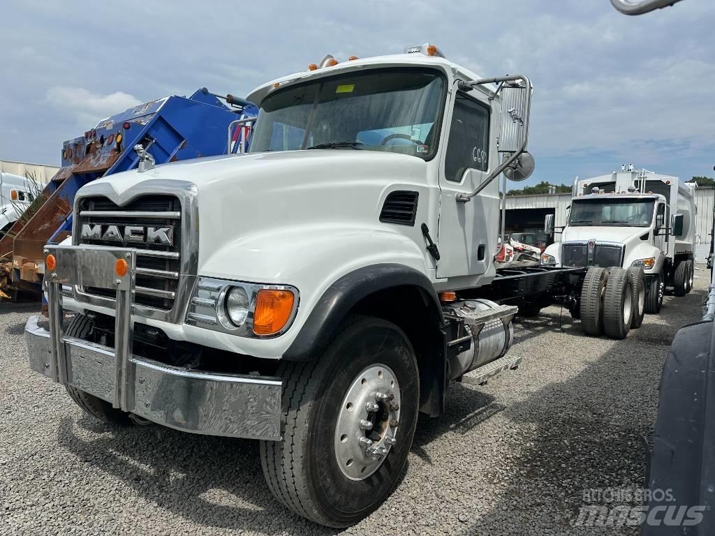 Mack CV 713 平板车