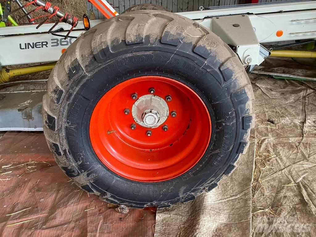 CLAAS Liner 3600 犁耙和摊草机