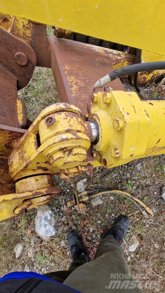 Komatsu D85 底盘和悬架