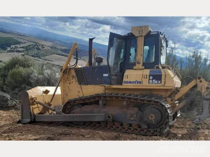 Komatsu D65EX-15 履带式推土机