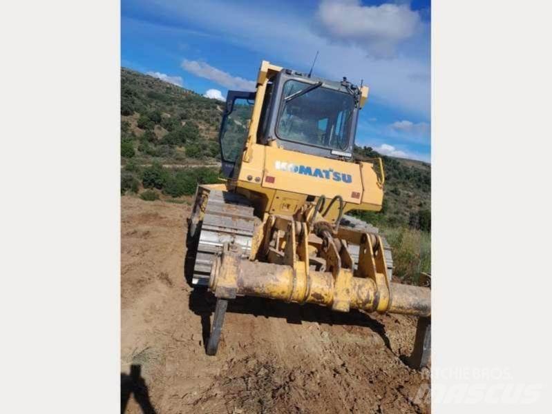 Komatsu D65EX-15 履带式推土机