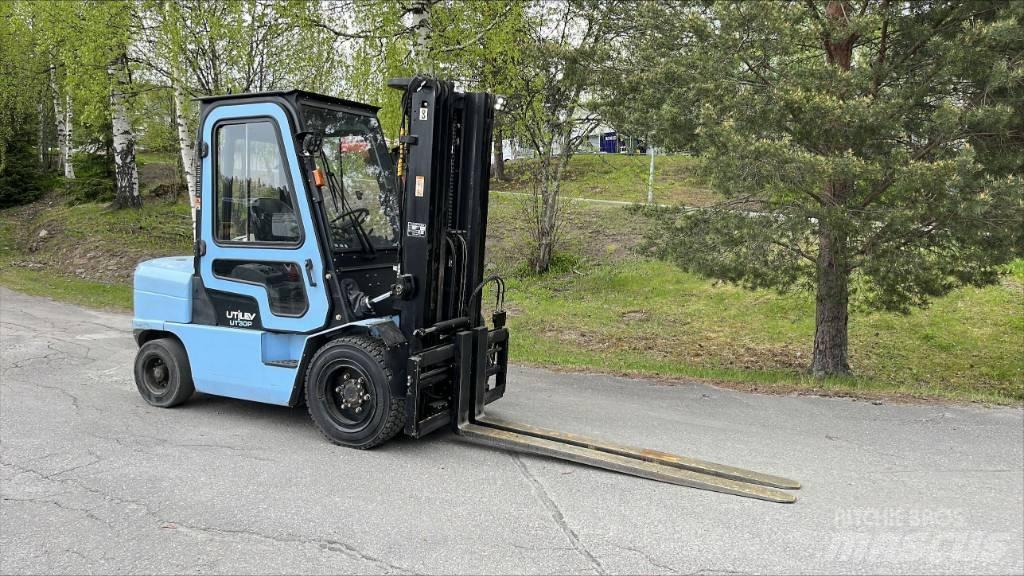 Utilev UT 30 PD 柴油叉车