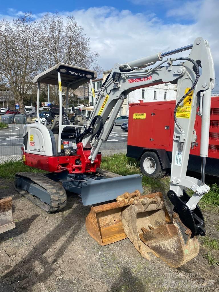 Takeuchi TB225 小型挖掘机