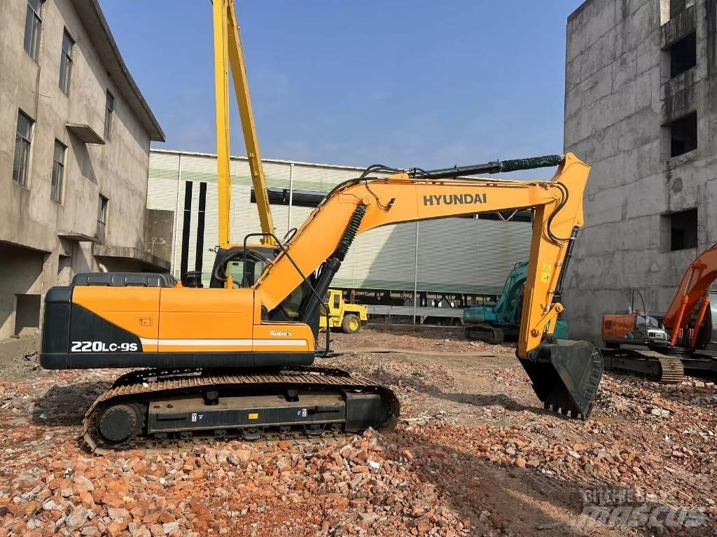 Hyundai R220 履带挖掘机