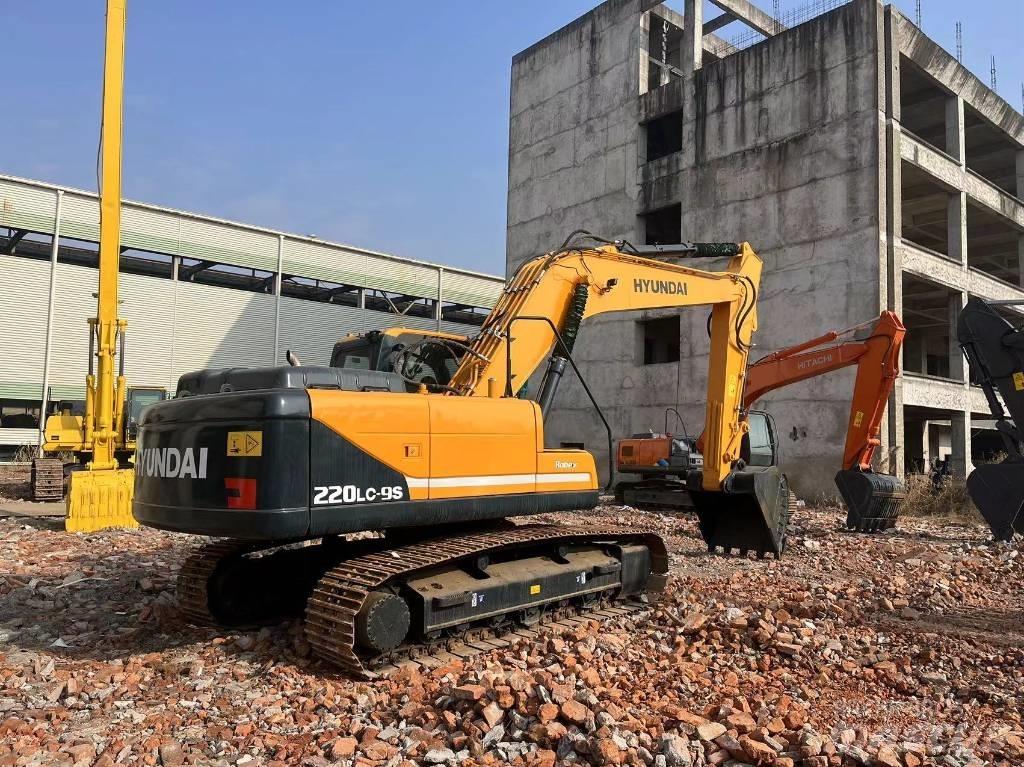 Hyundai R220 履带挖掘机