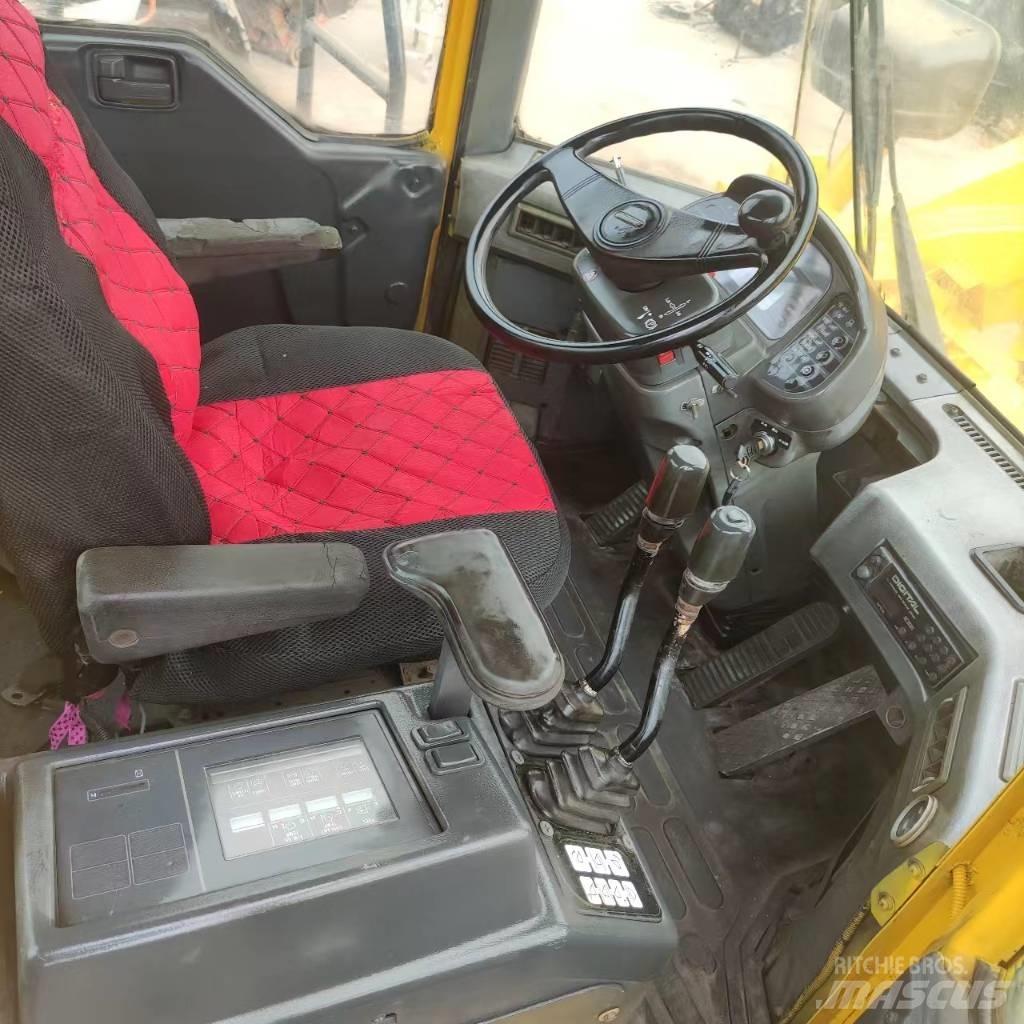 Komatsu WA 600 轮式装载机