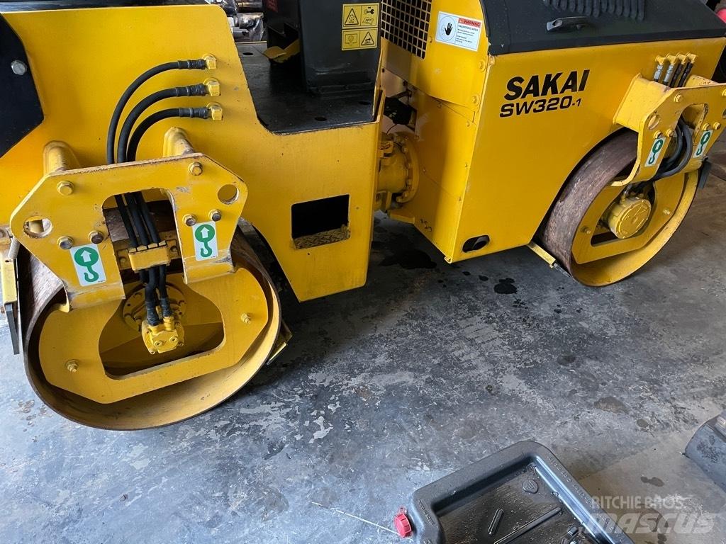 Sakai SW 320-1 双轮压路机