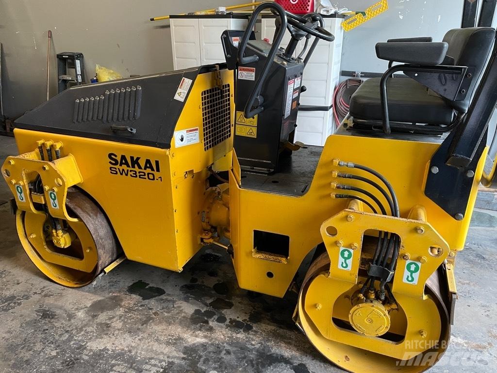Sakai SW 320-1 双轮压路机