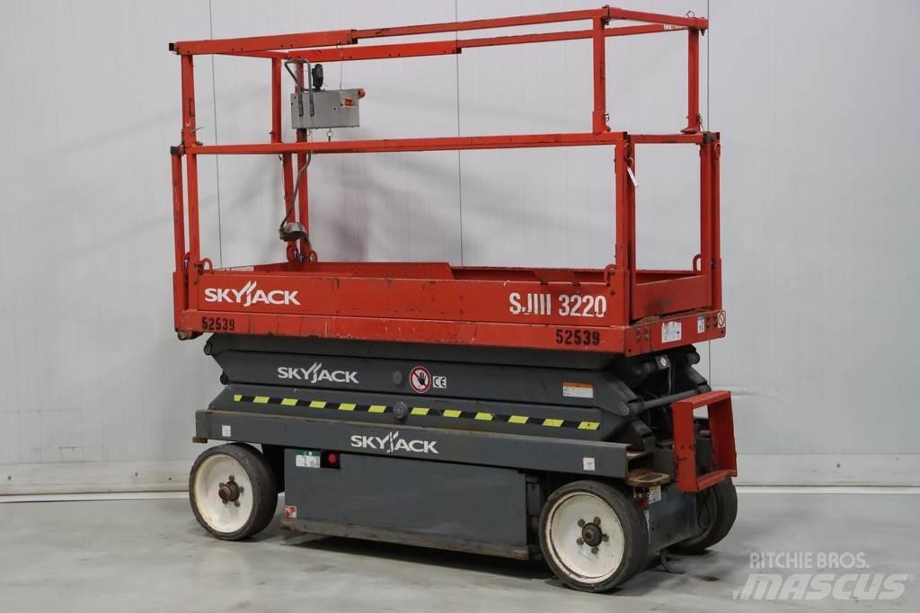SkyJack SJ III3220 剪叉式升降机