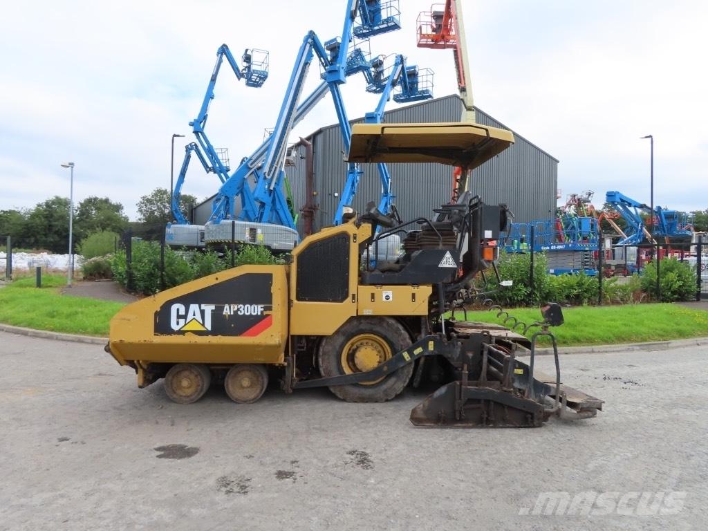 CAT AP 300 沥青摊铺机