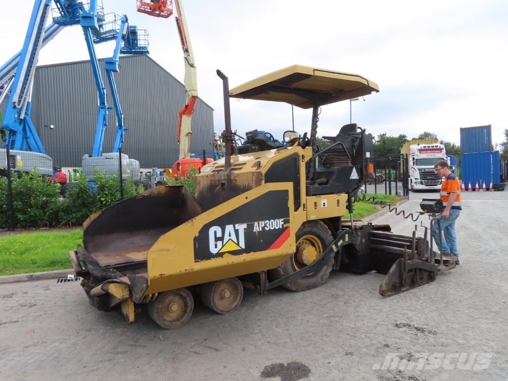 CAT AP 300 沥青摊铺机