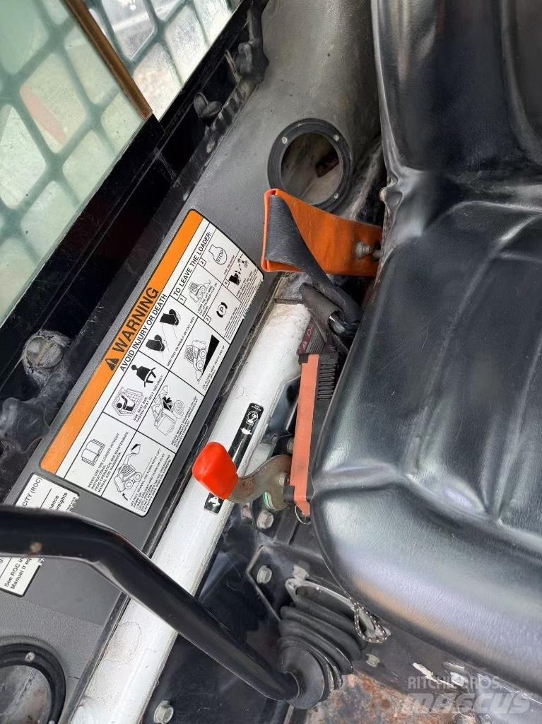 Bobcat S 300 滑移装载机