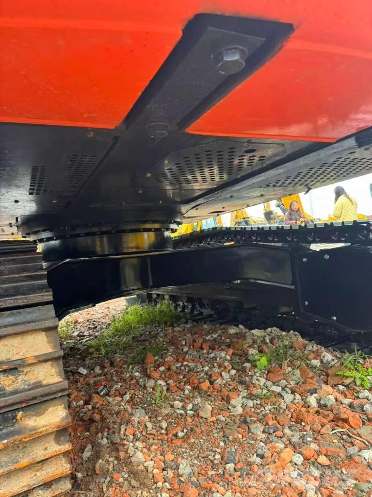 Hitachi ZX 200 履带挖掘机