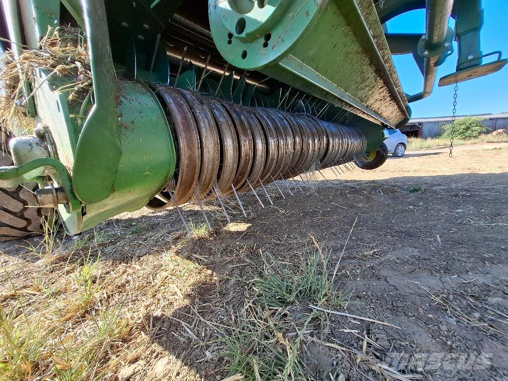 John Deere V461M 圆捆打捆机