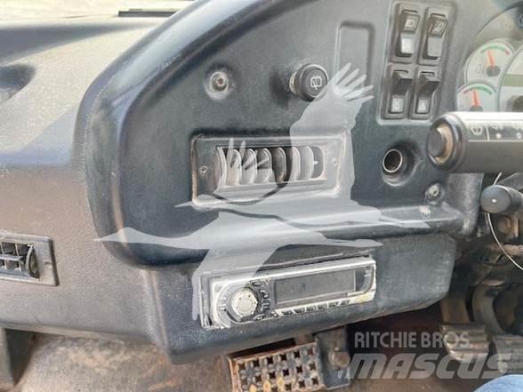 CAT 725 铰接式自卸车