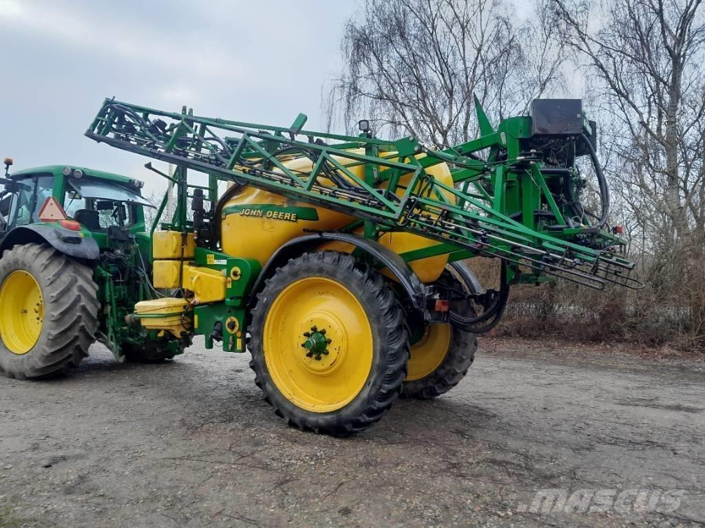 John Deere 840 牵引式喷雾机