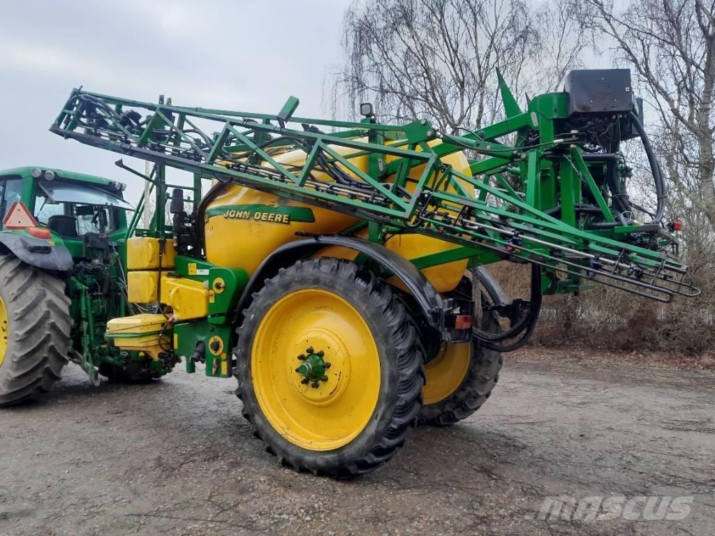 John Deere 840 牵引式喷雾机