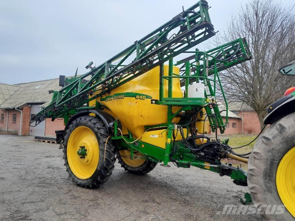 John Deere 840 牵引式喷雾机