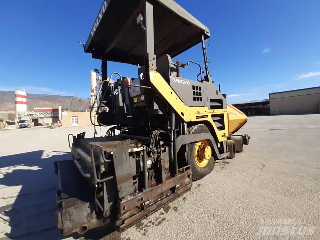 Volvo ABG 6870 沥青摊铺机