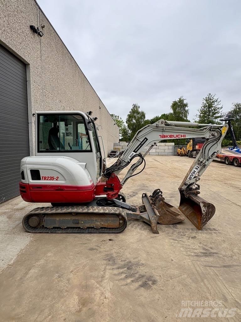 Takeuchi TB 235 小型挖掘机