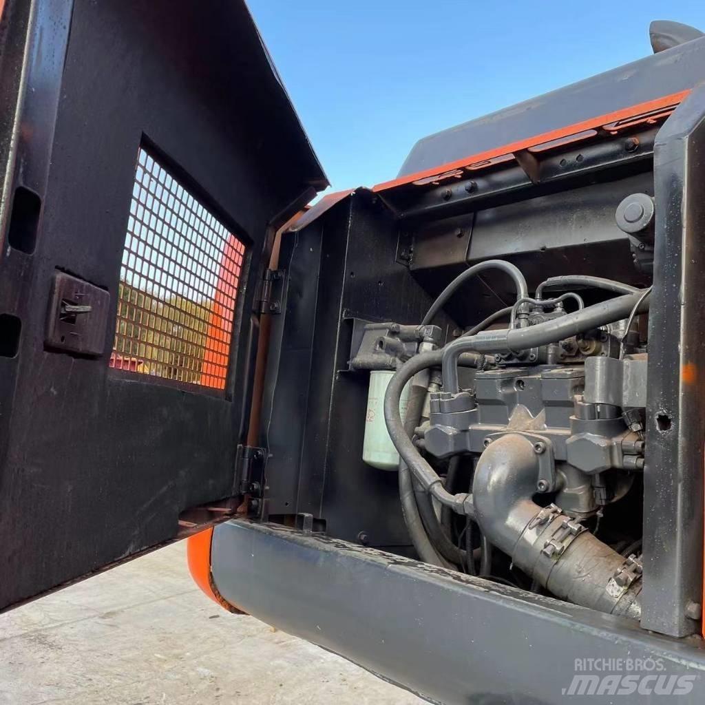 Hitachi ZX200 履带挖掘机