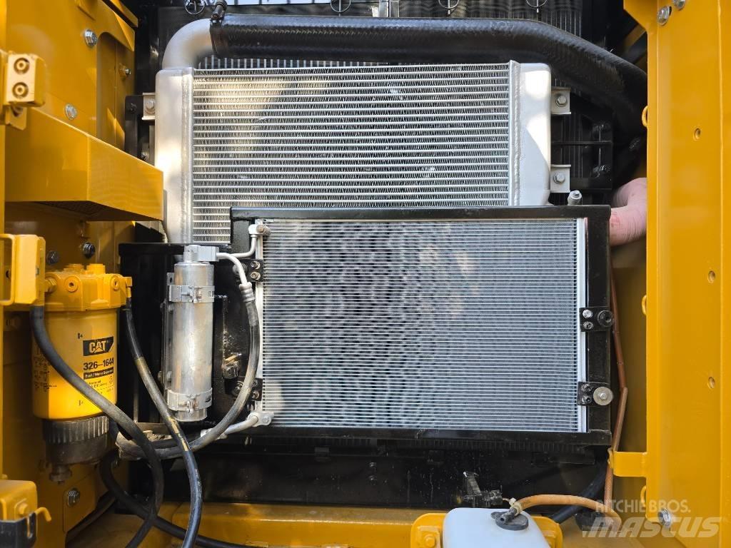 CAT 320D2 履带挖掘机