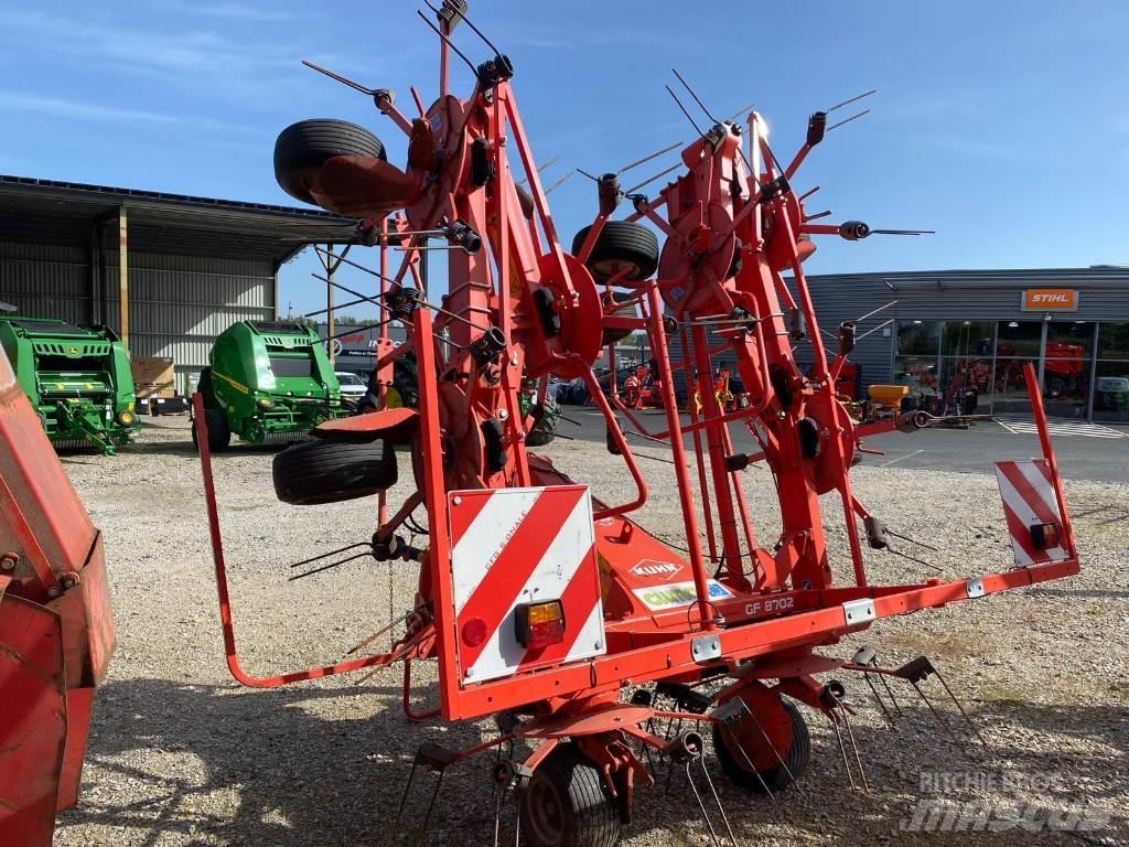 Kuhn GF8702 犁耙和摊草机