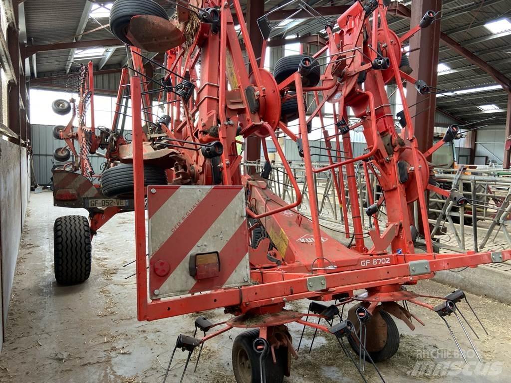 Kuhn GF8702 犁耙和摊草机