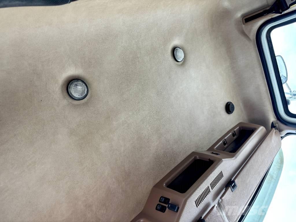 Mack GU713 救援车