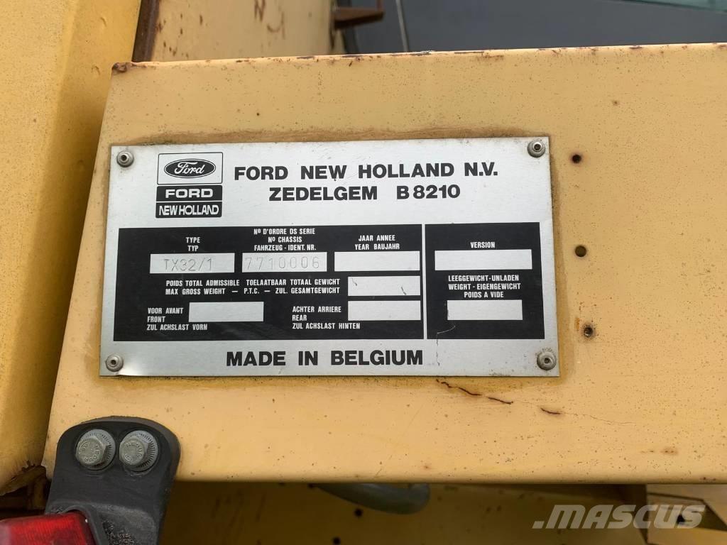New Holland TX 32 联合收割机