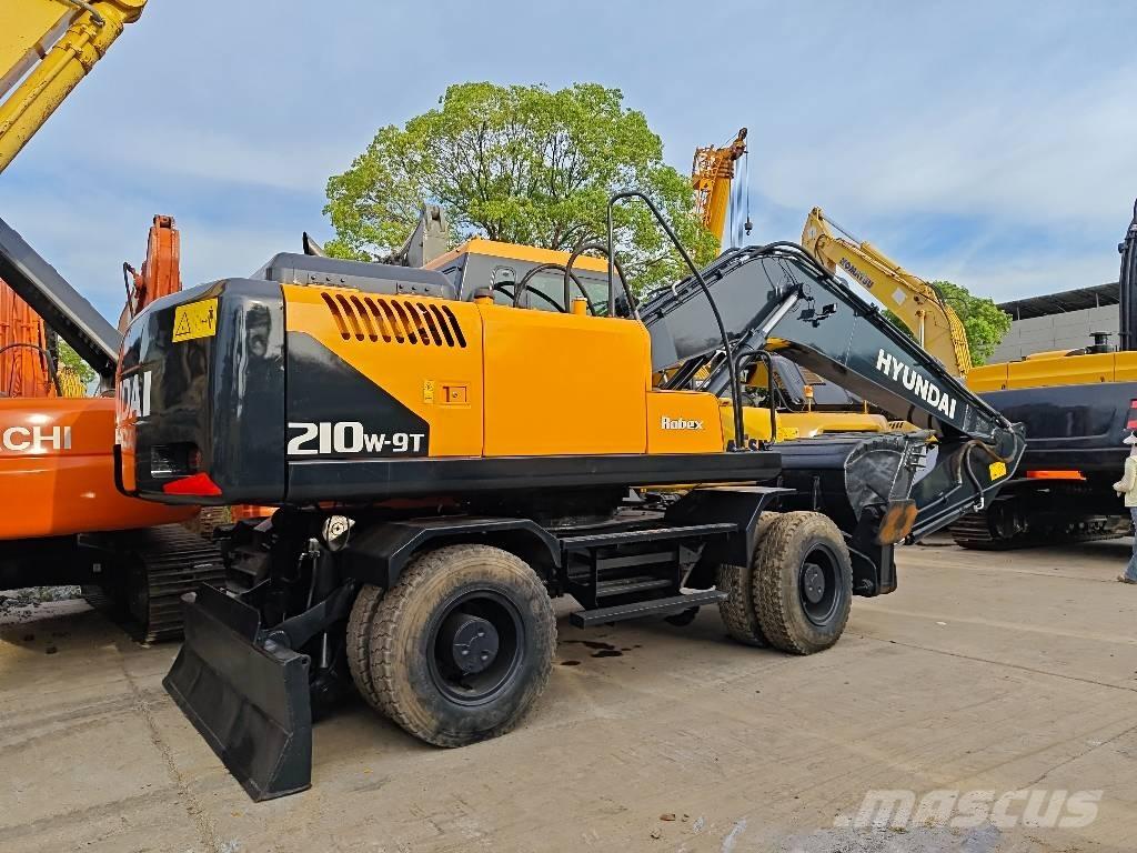 Hyundai R210W-9 轮式挖掘机