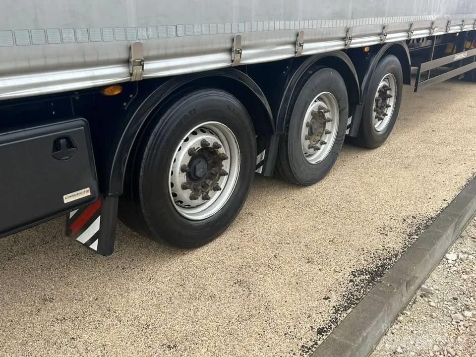 Schwarzmüller S1  J 侧帘拖车