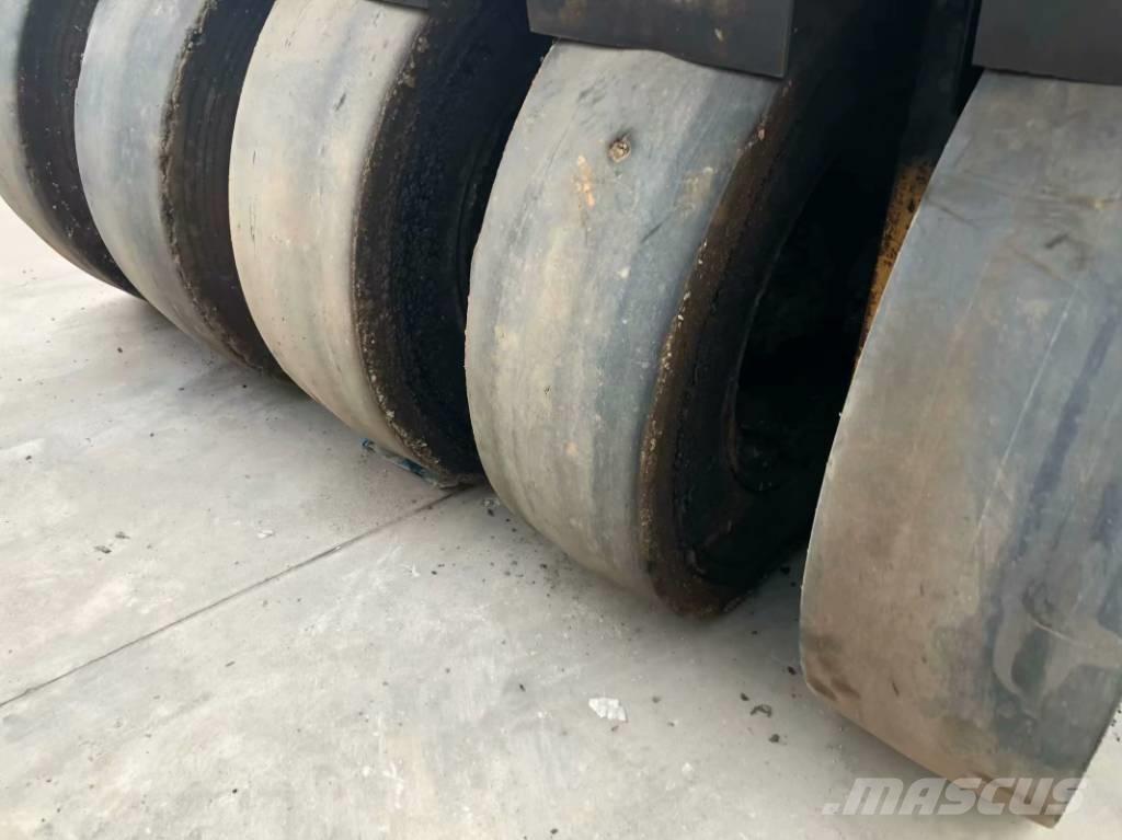 XCMG XP 303 胶轮压路机