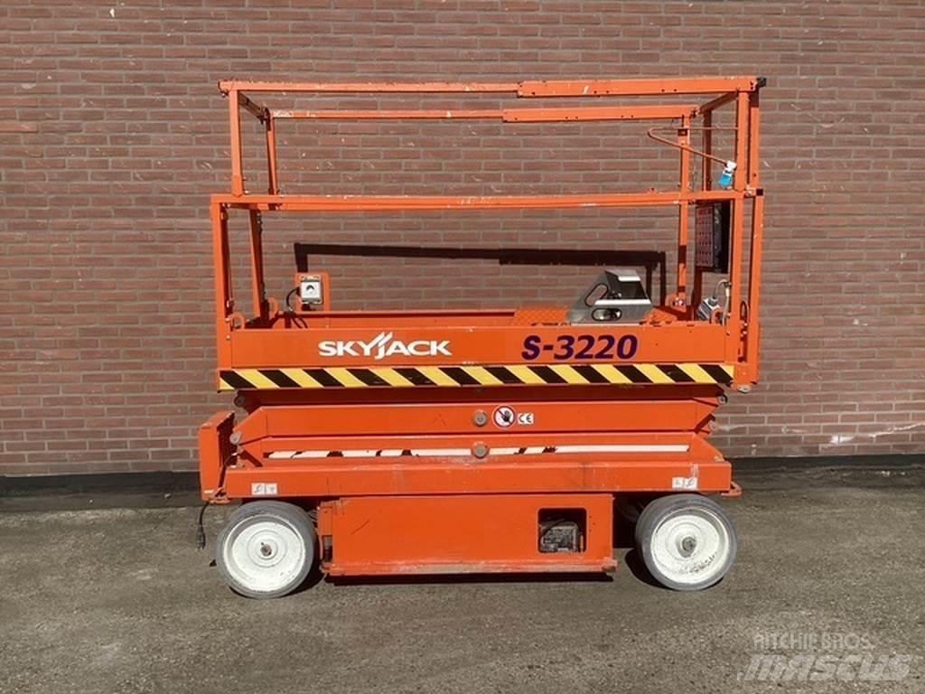 SkyJack SJIII3220 剪叉式升降机